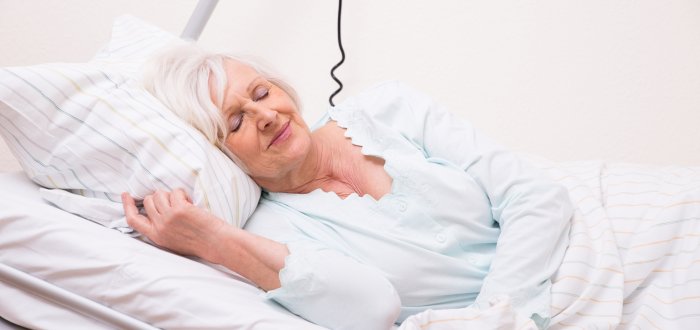 Seniorin beim schlafen im Krankenhaus