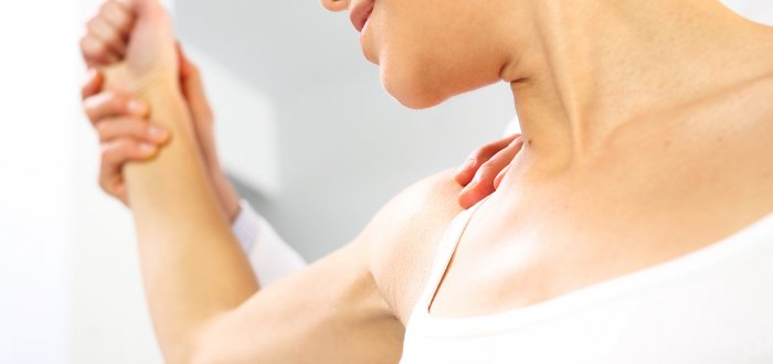 Masa barku.Lekarz ortopeda bada ramie pacjentki