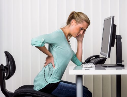6 Consejos de tu fisioterapeuta para sentarte correctamente en el trabajo