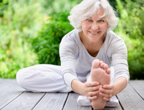 Tratamiento de fisioterapia con personas mayores